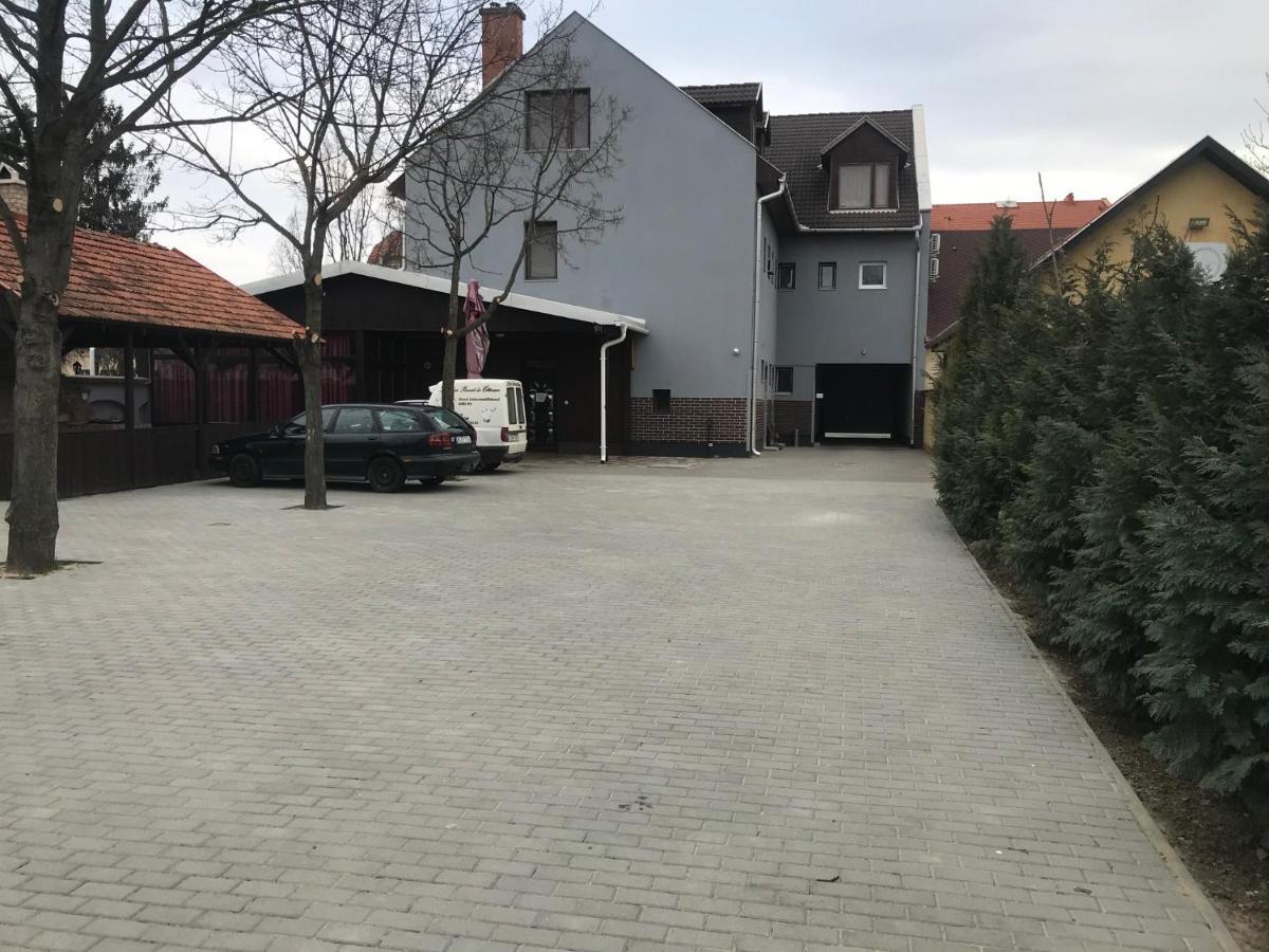 Bed and Breakfast Kerekes Panzió és Étterem Balmazújváros Exterior foto