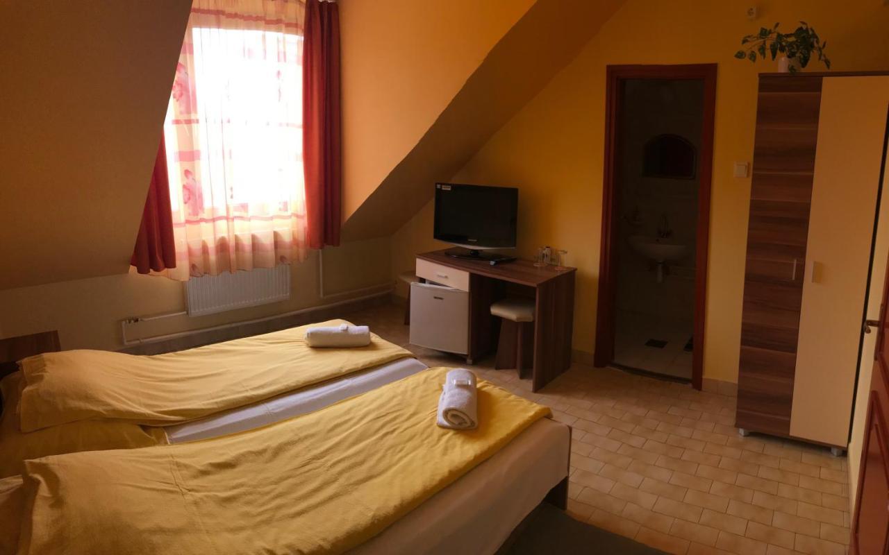 Bed and Breakfast Kerekes Panzió és Étterem Balmazújváros Exterior foto