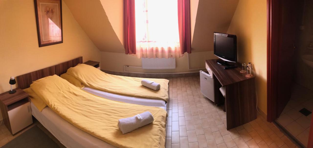 Bed and Breakfast Kerekes Panzió és Étterem Balmazújváros Exterior foto